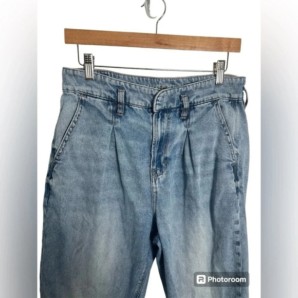 American Eagle Mom Jean Size 8 Regular with metal clasp - Picture 2 of 6